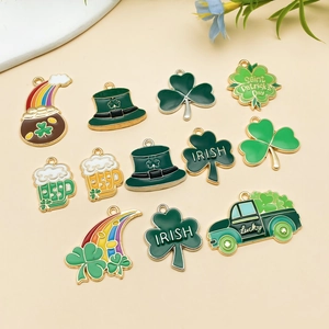 Set de breloques émaillées Saint-Patrick avec trèfles, arc-en-ciel et chapeaux verts
