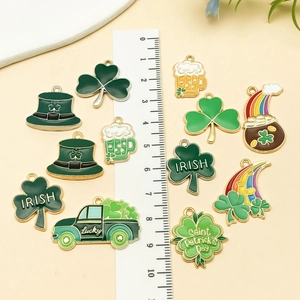 Détails des breloques Saint-Patrick avec trèfles chanceux et motifs arc-en-ciel