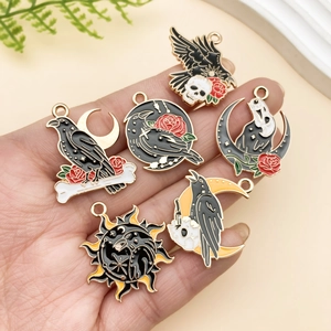 Vue détaillée de six pendentifs gothiques en émail avec corbeau et crâne pour bijoux