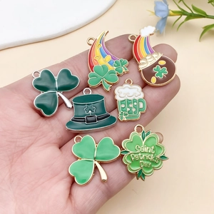 Détail des breloques trèfle et arc-en-ciel pour la Saint-Patrick présentées en main