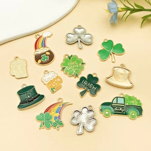 Set de breloques trèfle et bière en émail St. Patrick pour la création de bijoux
