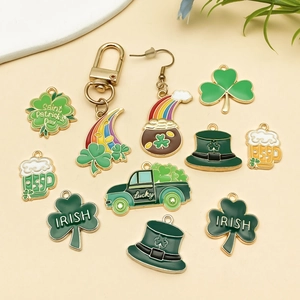 Détails des breloques émaillées de la Saint-Patrick avec trèfle et verres de bière arc-en-ciel