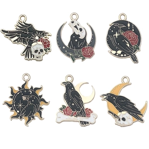 Ensemble de breloques gothiques émaillées corbeau crâne lune et soleil pour bijoux DIY