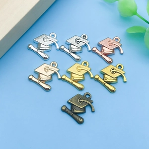 Lot de 7 pendentifs chapeau de diplôme vintage en alliage pour bijoux DIY et clés