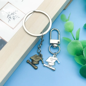 Détails de pendentifs chapeau de diplômé vintage en bronze et argent avec petits diplômes