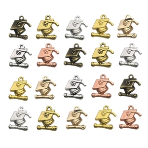 Pendentifs rétro de chapeau de diplômé en alliage de couleurs variées pour bijoux DIY créatifs