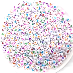 7mm witte acryl alfabet kralen met gekleurde letters voor DIY armbanden maken