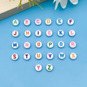 7mm witte acryl alfabetkralen met gekleurde A-Z letters voor maken van armbanden