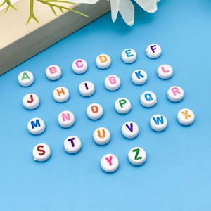 7mm witte acryl alfabet kralen met gekleurde letters voor DIY armbanden en sieraden