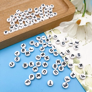 Platte ronde witte acryl alfabetkralen met zwarte letters voor DIY armbanden maken