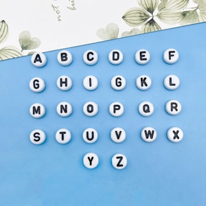 Platte ronde witte acryl alfabetkralen met zwarte letters voor DIY-sieradenarmbanden