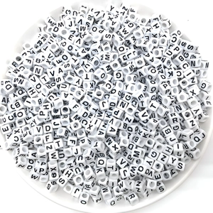 Pack de cuentas cúbicas de acrílico blanco de 6mm con letras negras para joyería DIY
