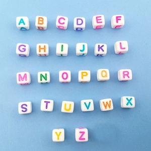 Cuentas de cubo de alfabeto de acrílico blanco de 6mm con letras de colores para DIY