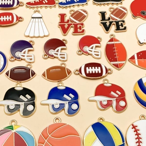 Macro-opname van diverse kleurrijke sportbedels in emaille voor doe-het-zelf sieraden
