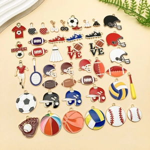 Diverse sportieve emaille hangers met voetbal, basketbal en trofeeën voor sieraden