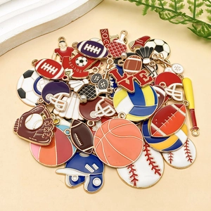 Detail van kleurrijke emaille sportpendants met voetbal-, basketbal- en rugbyontwerpen