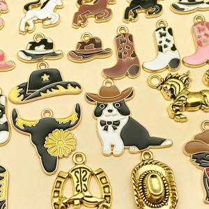 Vue macro de breloques de cowboy colorées incluant cheval et pendentifs animaux en émail