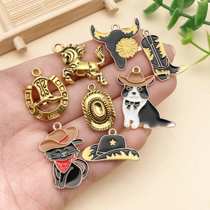 Main tenant divers pendentifs en émail thème cowboy avec bottes et cheval