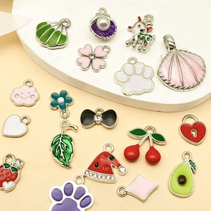 Surtido detallado de dijes de esmalte de colores para crear joyas y accesorios DIY