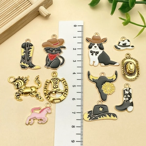 Détail de divers pendentifs de cowboy en émail avec règle pour la création de bijoux