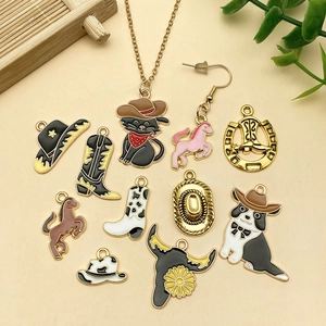 Vue à plat de breloques de cowboy colorées avec chats et bottes pour bijoux DIY