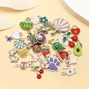 Vista macro de dijes coloridos de aleación esmaltada para joyería DIY y artesanía