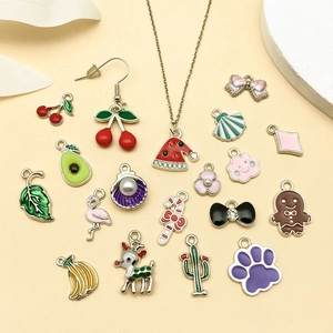Set de dijes de aleación con frutas, animales y motivos navideños para joyería DIY