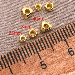 Détail des perles d'espacement triangulaires plaquées or 18 carats en 2.5mm, 3mm et 4mm