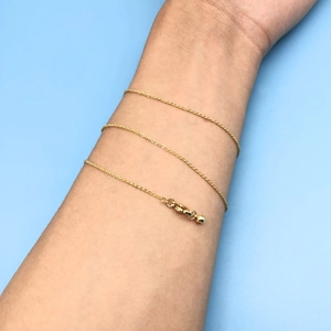 Minimalistische verstellbare Perlenkette aus Gold-Edelstahl mit Karabinerverschluss