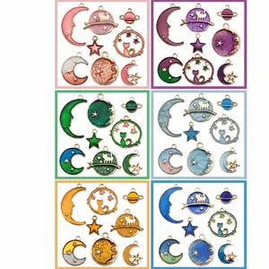 Emaille bedeltjes set met maan, sterren en katten in diverse levendige kleurenmixen