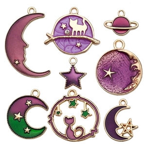 Set de 8 dijes celestiales de gato con estrellas y lunas en esmalte púrpura y verde detalle