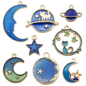 Juego de ocho dijes esmaltados con luna, estrellas y gato planetario para joyas artesanales
