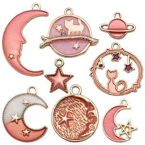 Detalle de 8 colgantes esmaltados de gatos celestiales con lunas y estrellas para joyería DIY