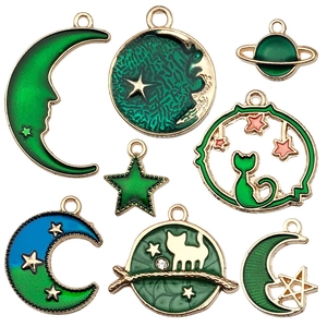 Detalle de 8 dijes de gato celestial en aleación dorada y esmalte verde y azul para joyas DIY
