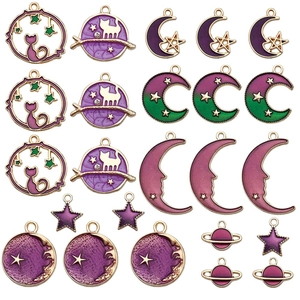 Set de dijes de aleación DIY con colgantes de esmalte morado y verde de gatos y lunas