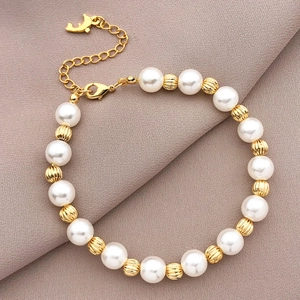 Pulsera de cobre chapado en oro 18K con perlas blancas, cuentas de calabaza y dije de delfín