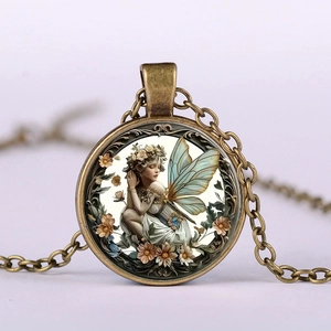 Collier vintage en bronze avec pendentif en dôme de verre et illustration de fée en prière