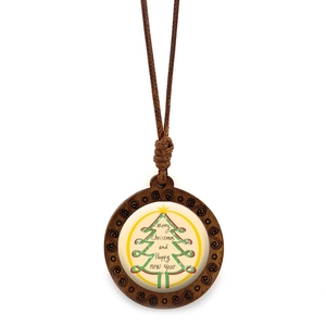 Dettaglio di un ciondolo per albero di Natale in legno con cupola in vetro e intaglio vintage