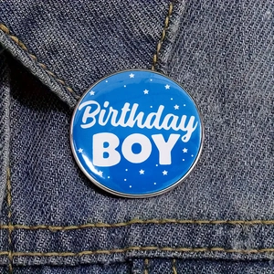 Badge anniversaire bleu pour garçon en fer-blanc épinglé sur une veste en jean