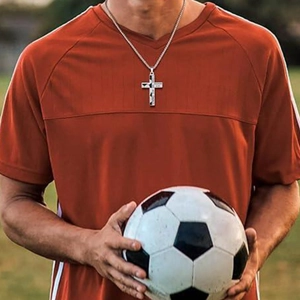 Collar con colgante de cruz de fútbol hip hop de acero inoxidable en modelo deportivo real