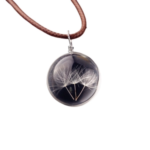 Collar con colgante de bola de cristal con semillas de diente de león y cordón trenzado