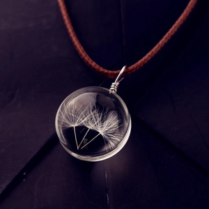 Collar de bola de cristal con diente de león hecho a mano y cordón marrón en fondo oscuro