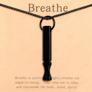 Vista macro del collar de meditación de acero inoxidable negro con colgante de respiración