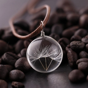Colgante de esfera de cristal con semillas de diente de león y granos de café