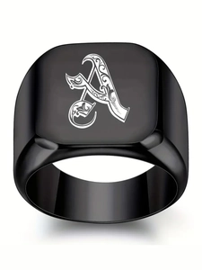 Gros plan sur la bague chevalière noire mate avec lettre A gothique gravée pour homme