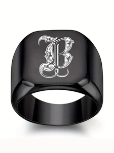Gros plan sur une bague chevalière noire mate avec gravure de la lettre gothique B