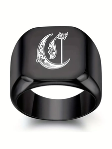 Détail d'une bague chevalière gothique noire mate avec motif de lettre C gravé dessus