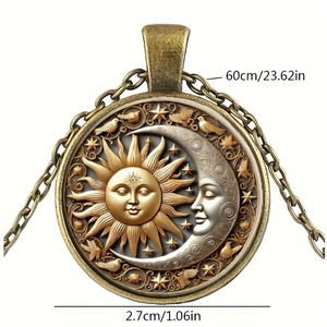 Dettaglio del ciondolo in bronzo antico con rilievi scolpiti del sole e della luna