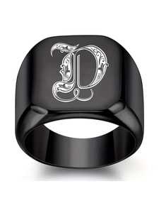Vue macro de la bague sigillaire en acier noir avec lettre gothique D gravée sur face carrée