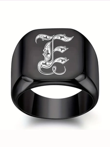 Vue détaillée d'une bague chevalière noire carrée avec la lettre E gravée vintage